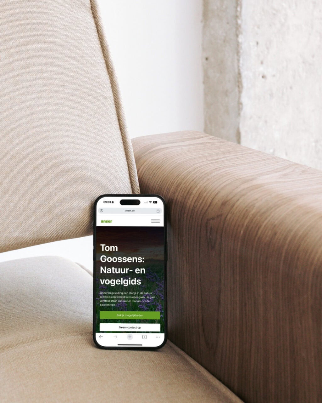 Natuur- en vogelgids op smartphone voor natuurliefhebbers.