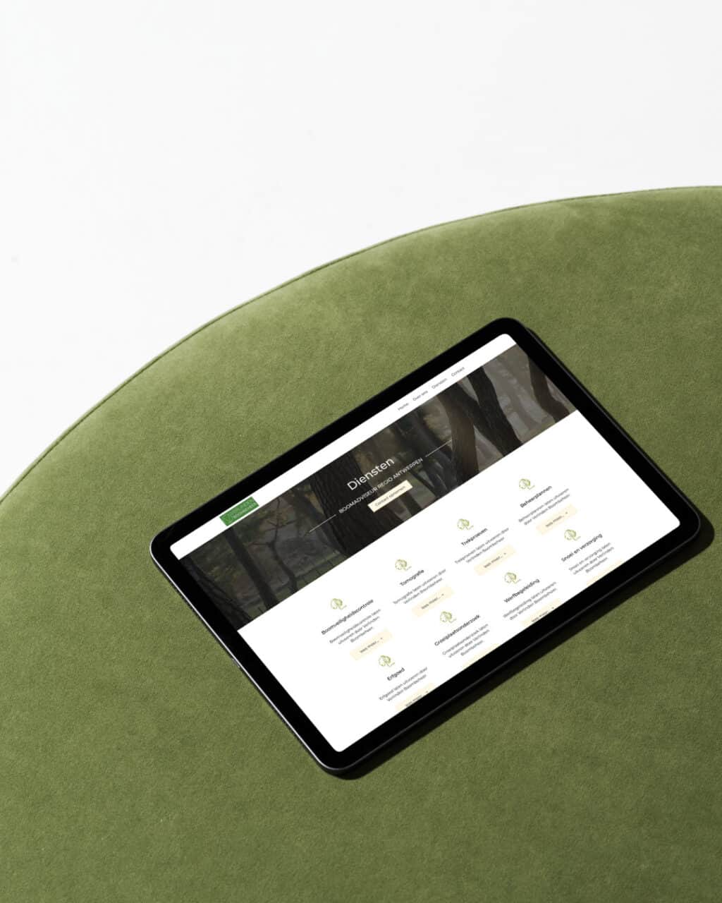 Digitale platform op tablet voor Verlinden Boombeheer, overzicht van diensten en contactgegevens.
