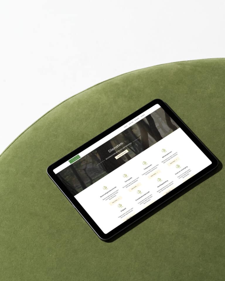 Digitale platform op tablet voor Verlinden Boombeheer, overzicht van diensten en contactgegevens.