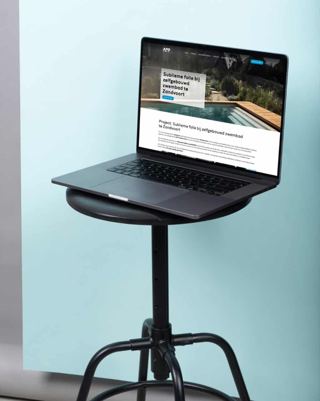 Laptop toont zwembadfolie project voor zelfbouw zwembad op Billie Branding.