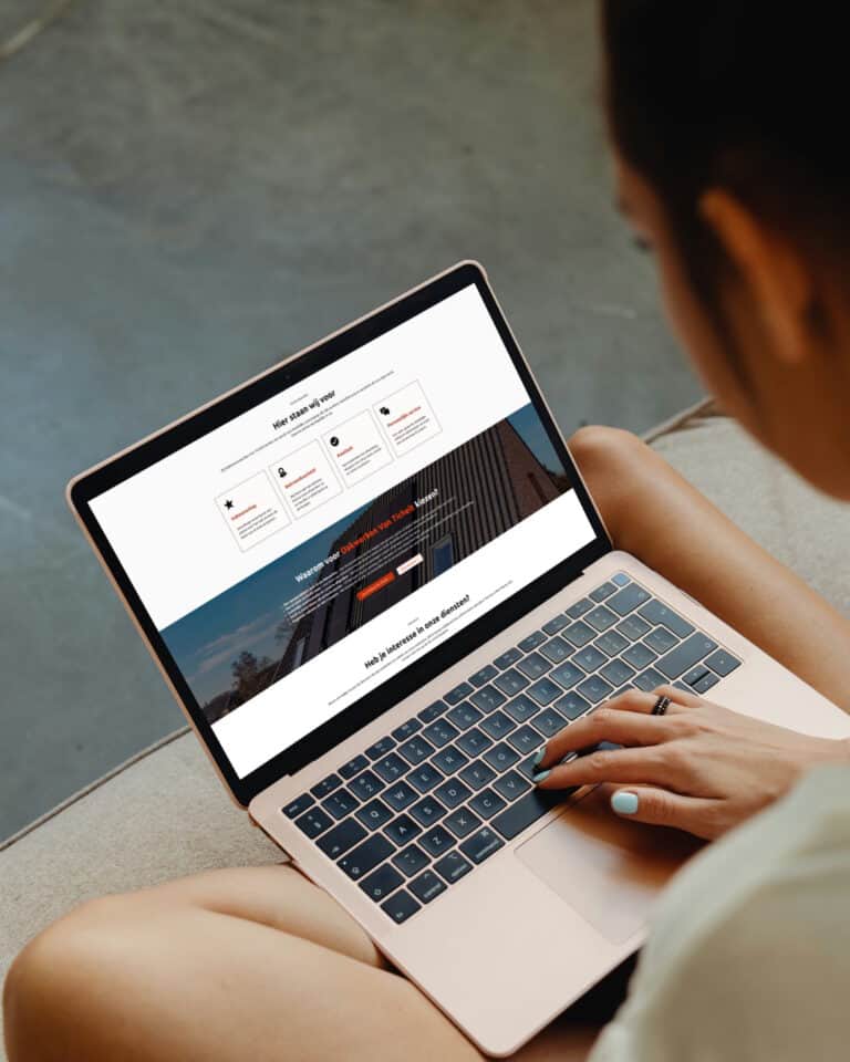 Dakwerken Van Tichelt website op laptop, professioneel en betrouwbaar dakbedekkingsbedrijf.
