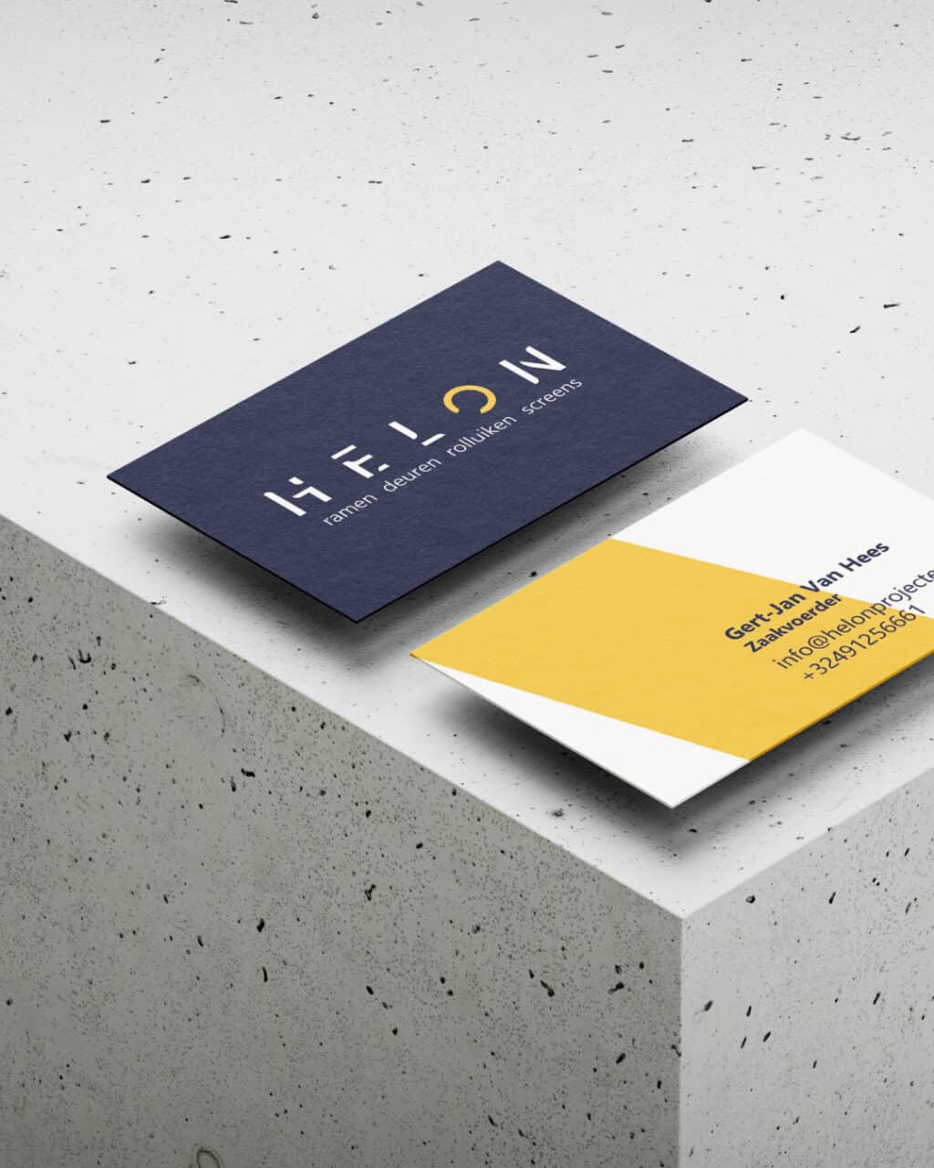 Visitekaartjes met modern ontwerp voor Helon Projecten, benadrukt professionele uitstraling en merk.